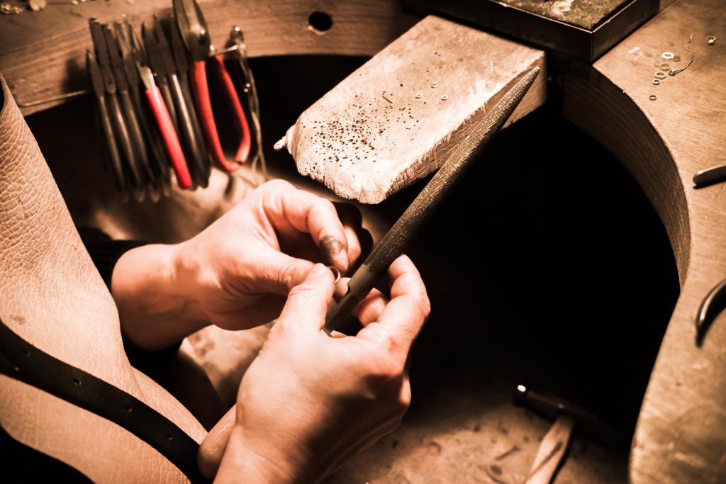 Goldkind_Tina_hand_filling_ring