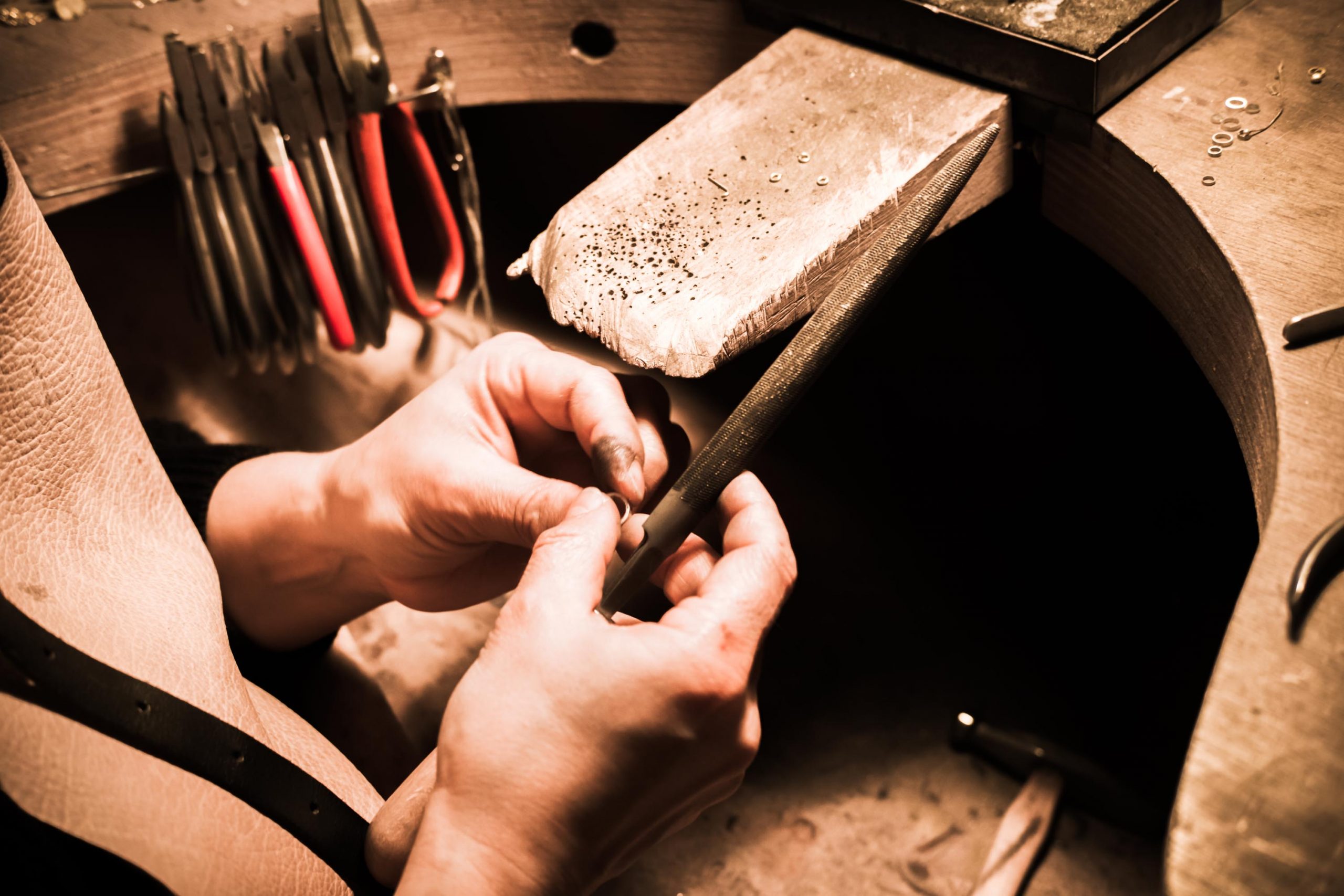 Goldkind_Tina_hand_filling_ring