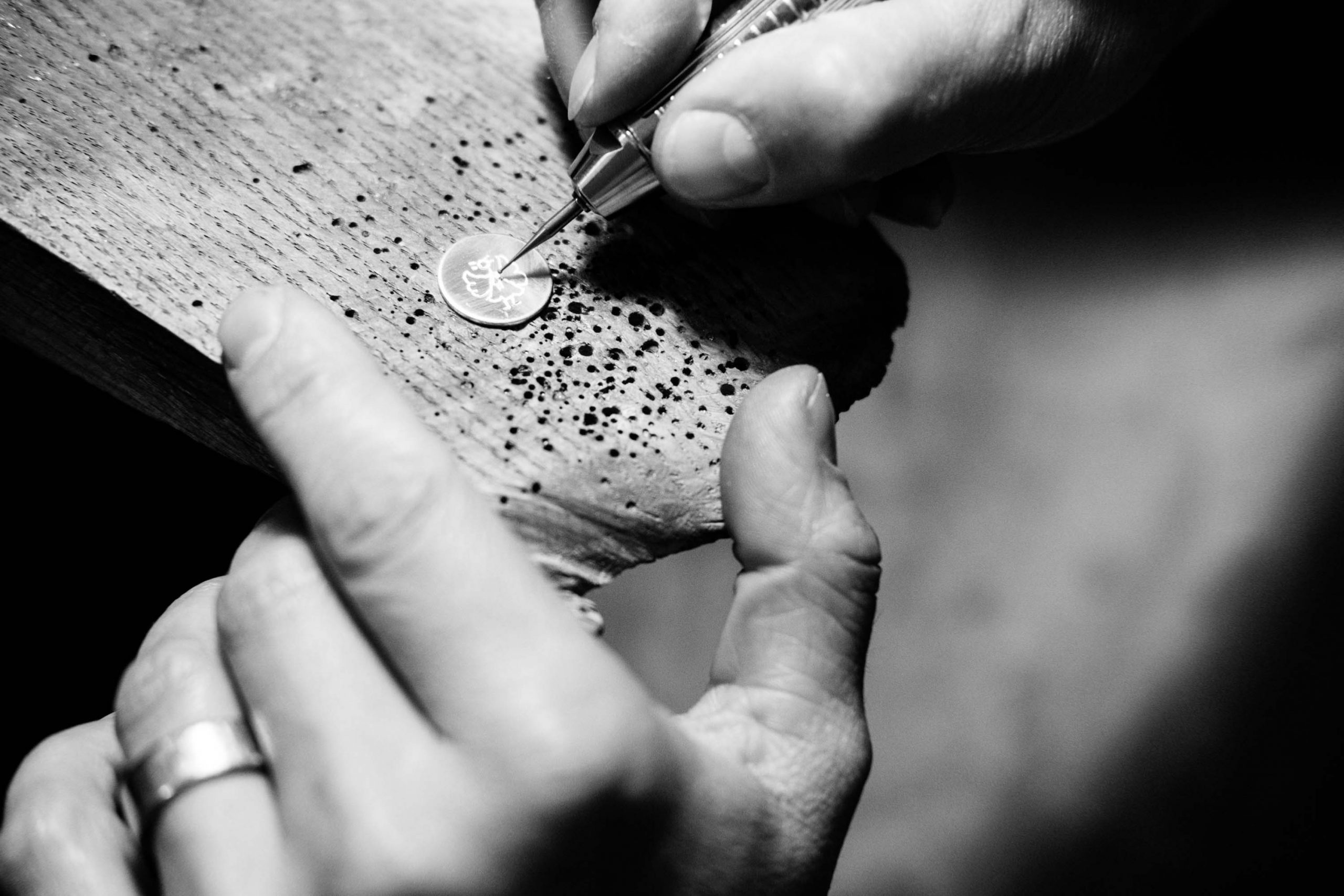 Goldkind_Tina_hand_working_on_medal