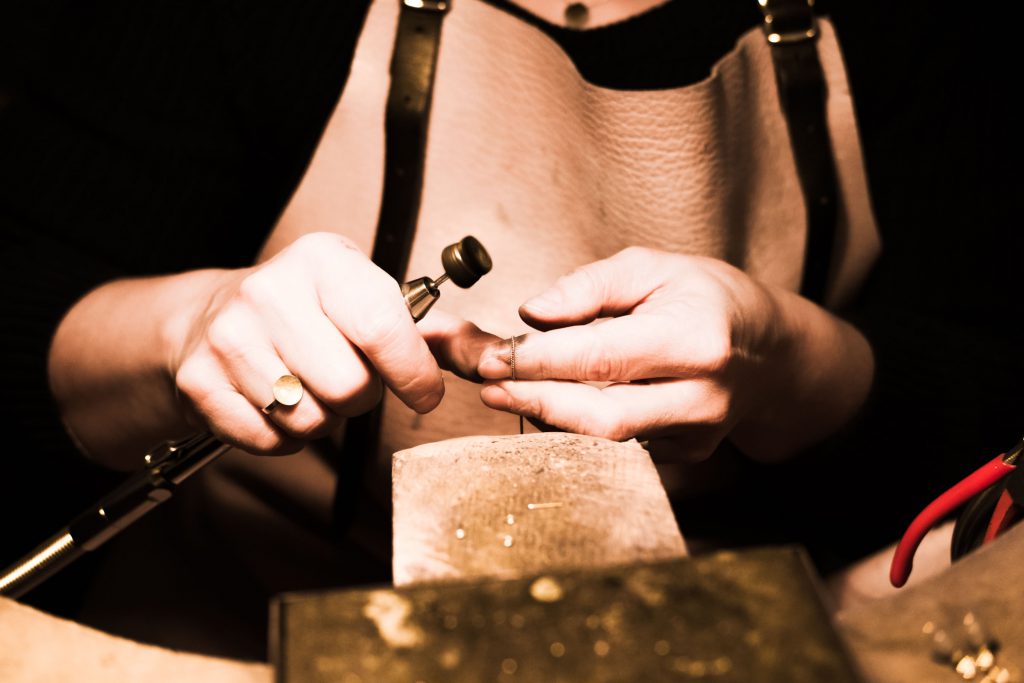 Goldkind_Tina_hands_polishing_chain