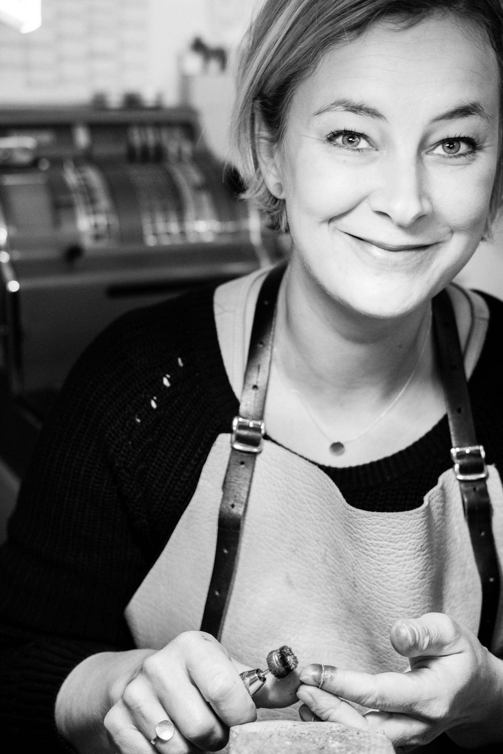 Goldkind_Tina_polishes_golden_chain