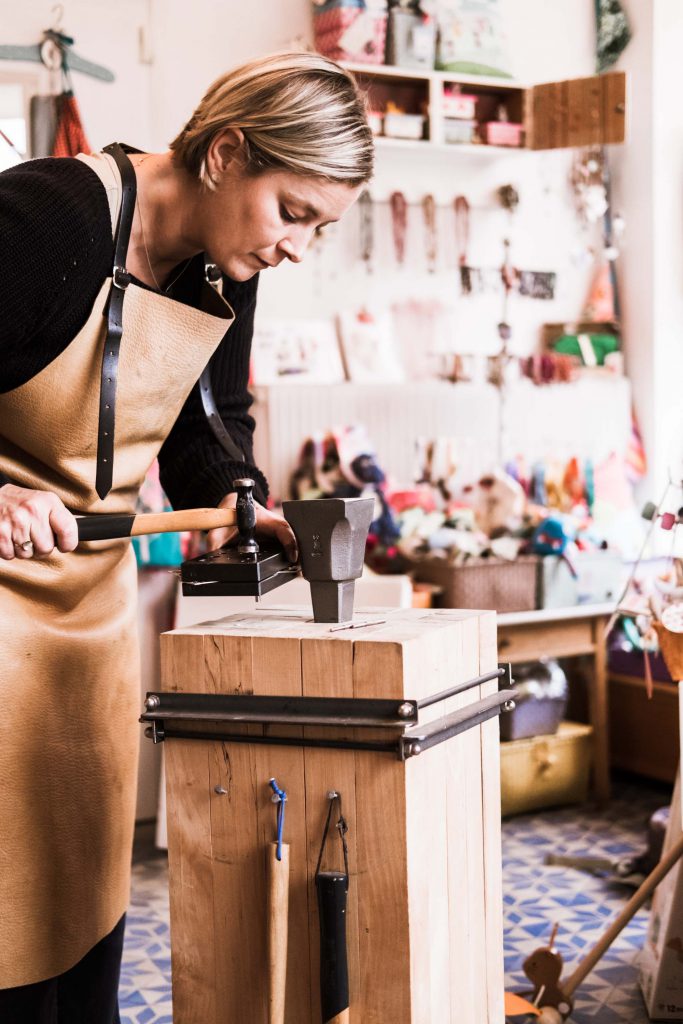 Goldkind_Tina_working_in_studio