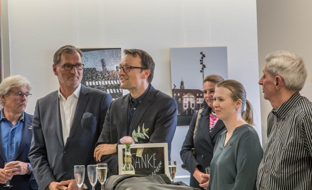 elpom_photo_exhibition_vernissage_kinderklinik_speaker_Prof_Metzler_and_Hr_Dotterweich