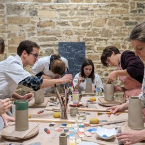 ambiance à l'atelier modelage chez elpom ceramics