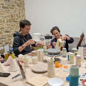 ambiance à l'atelier modelage chez elpom ceramics